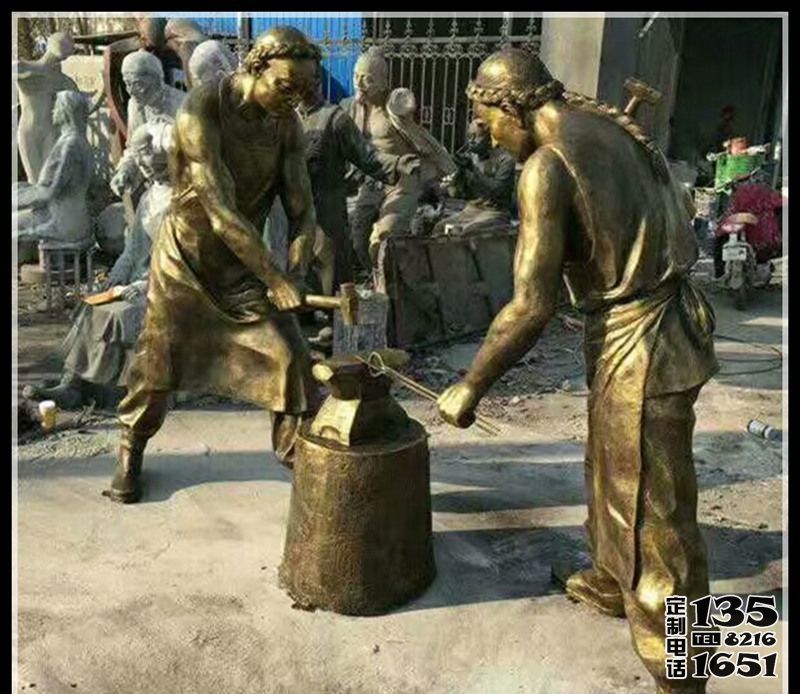 商業(yè)街古代打鐵人物玻璃鋼仿銅雕塑 商業(yè)街古代打鐵人物玻璃鋼仿銅雕塑
