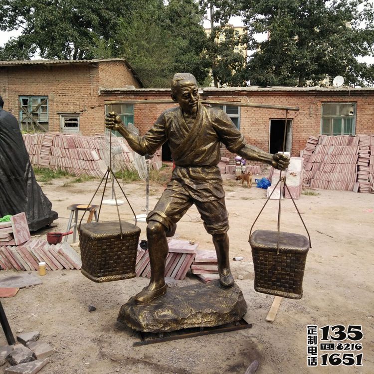 公園傳統(tǒng)民俗文化玻璃鋼仿銅挑糧食的人物雕塑 公園傳統(tǒng)民俗文化玻璃鋼仿銅挑糧食的人物雕塑