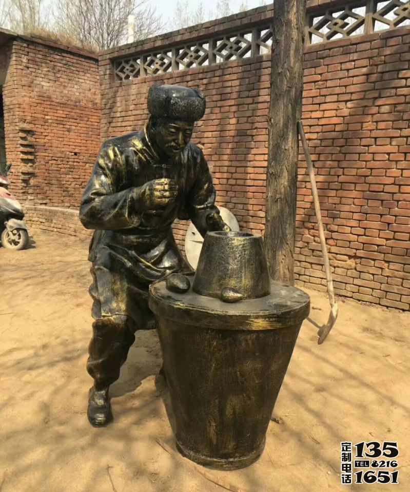 城市廣場(chǎng)民俗玻璃鋼仿銅烤紅薯的人物雕塑 城市廣場(chǎng)民俗玻璃鋼仿銅烤紅薯的人物雕塑