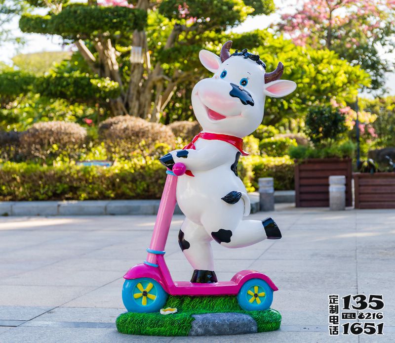 幼兒園卡通玻璃鋼彩繪騎滑板車(chē)的小奶牛雕塑