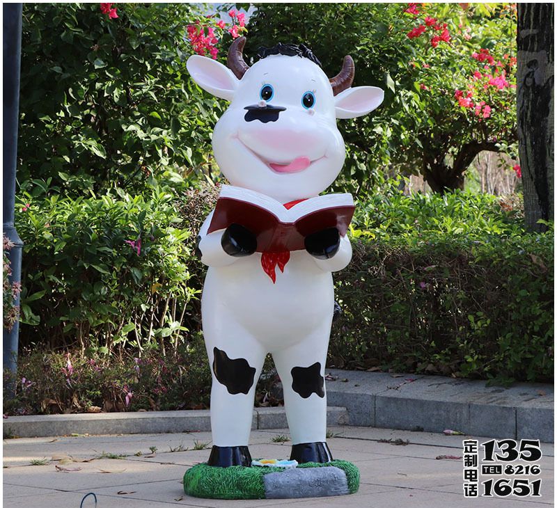 校園擺放一只看書的玻璃鋼卡通奶牛雕塑 校園擺放一只看書的玻璃鋼卡通奶牛雕塑