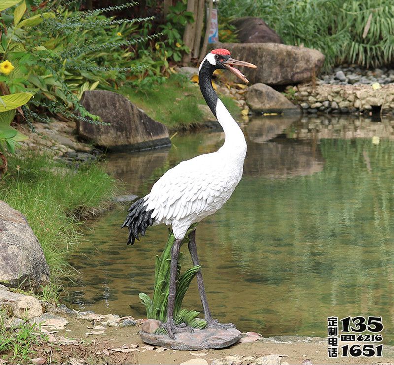 景區池塘邊上的一只玻璃鋼仿真仙鶴雕塑 景區池塘邊上的一只玻璃鋼仿真仙鶴雕塑